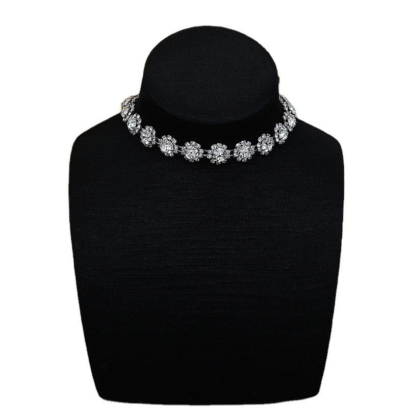 Light Luxury Fashion Necklace – Elegant Collarbone Chain with Niche Temperament Design for Women