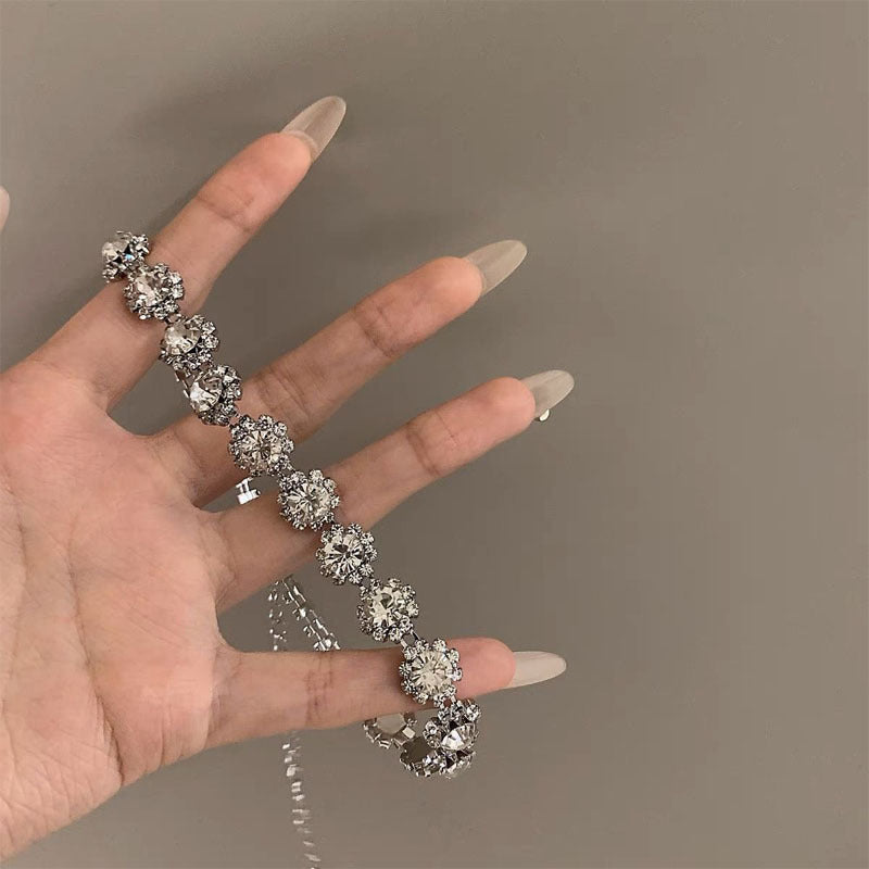 Light Luxury Fashion Necklace – Elegant Collarbone Chain with Niche Temperament Design for Women