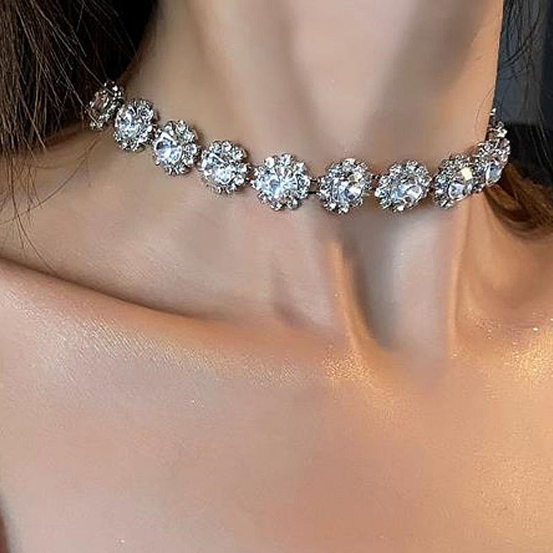 Light Luxury Fashion Necklace – Elegant Collarbone Chain with Niche Temperament Design for Women
