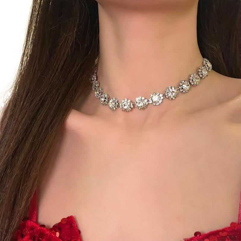 Light Luxury Fashion Necklace – Elegant Collarbone Chain with Niche Temperament Design for Women