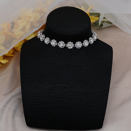 Light Luxury Fashion Necklace – Elegant Collarbone Chain with Niche Temperament Design for Women