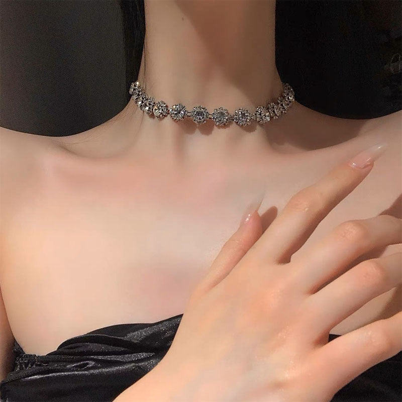 Light Luxury Fashion Necklace – Elegant Collarbone Chain with Niche Temperament Design for Women