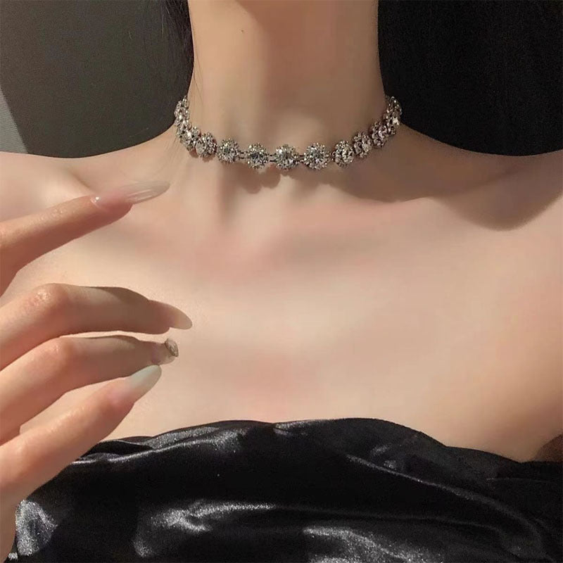 Light Luxury Fashion Necklace – Elegant Collarbone Chain with Niche Temperament Design for Women